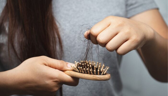 Rambut Rontok Saat Menyusui: Penyebab & Cara Mengatasinya!