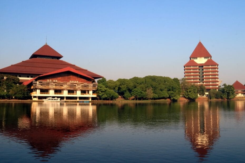 universitas tertua di indonesia